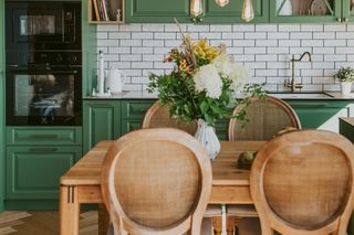 Wiejski klimat w nowoczesnym bloku. Krakowskie mieszkanie w rustykalnej stylistyce