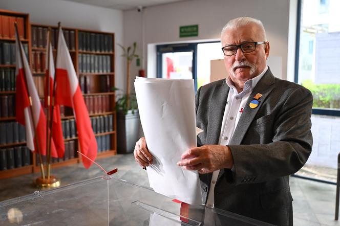 Lech Wałęsa głosuje w wyborach