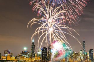 Święty Mikołaj, rzucanie siekierą, pokazy dronów i fajerwerków. Navy Pier kusi na gwiazdkę