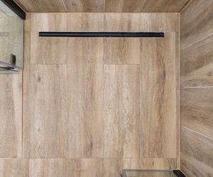 Brodzik podłogowy w nowoczesnej łazience. Jak zamontować syfon brodzikowy?