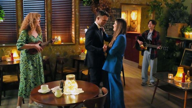 Barwy szczęścia odc. 3226. Agata (Natalia Zambrzycka), Emil (Artem Malaszczuk), Ignacy (Olaf Staszkiewicz), Żabcia (Hanna Klepacka)