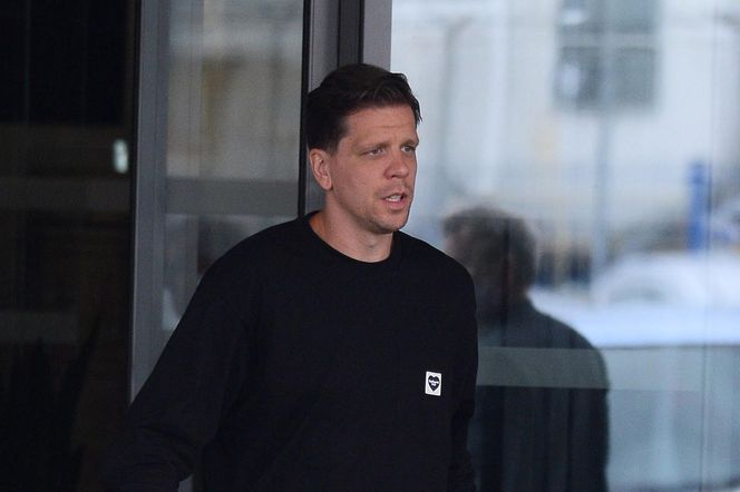 Ale z niego jajcarz! Szczęsny wygłupia się z wielkim kijem, a Lewandowski patrzy. Pękamy ze śmiechu!