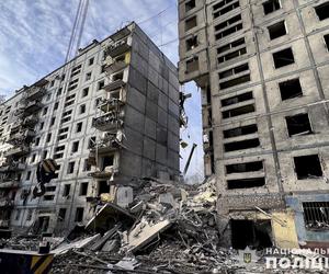Kolejny nocny ostrzał Zaporoża. Zniszczony wielopiętrowy budynek. Są ranni 
