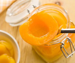 Domowe brzoskwinie w syropie – słodki skarb na zimę i idealny dodatek do deserów