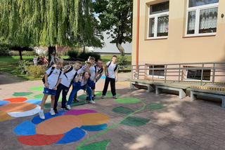 Gry chodnikowe przy Szkole Podstawowej nr 4 w Łomży