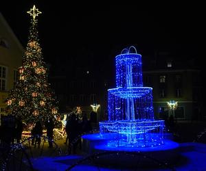 Świąteczne iluminacje w Olsztynie zachwycają. Prawdziwą „gwiazdą” jest choinka na starówce [ZDJĘCIA]