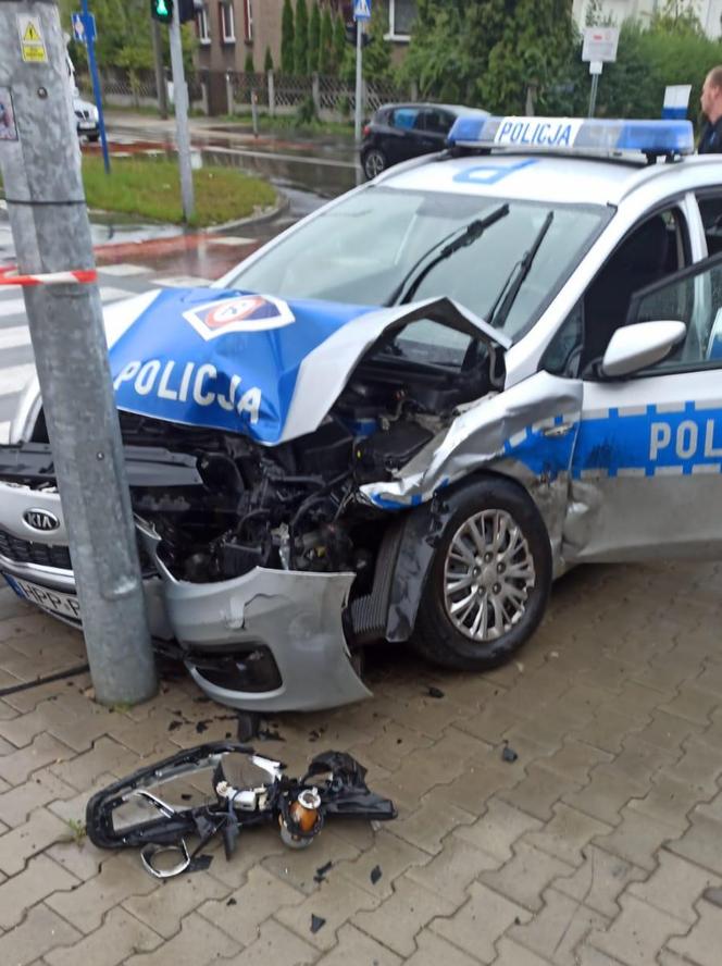 Piekary Śląskie: Wypadek policyjnego radiowozu. Dwóch policjantów trafiło do szpitala 