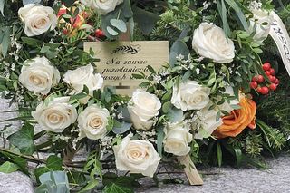 Białe róże przykryły grób projektantki gwiazd i jej syna. Na koniec pogrzebu wszyscy płakali