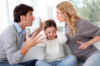 Kłótnia przy dziecku - czy zatykać dzieciom uszy?