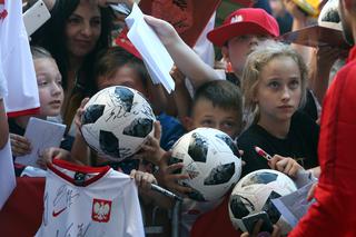 Setki kibiców walczyły pod hotelem Arłamów o autografy piłkarzy