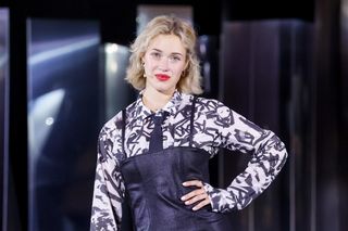 Helena Englert przyłapana w objęciach mężczyzny. Partner aktorki jest od niej sporo starszy