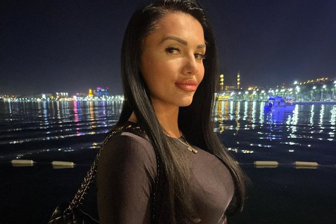Ewa Brodnicka wskoczyła do basenu i odsłoniła dekolt. Ten szczegół na jej piersi przykuwa uwagę 