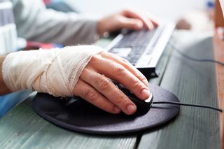 Kwota odszkodowania z ZUS rośnie. Pieniądze dostaniesz nawet za wypadek w pracy zdalnej