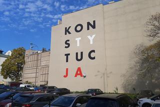 Mural z napisem KONSTYTUCJA powstał w Poznaniu