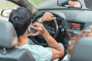 Monstrualne mandaty za korzystanie z telefonu podczas jazdy! Plus zabranie prawka