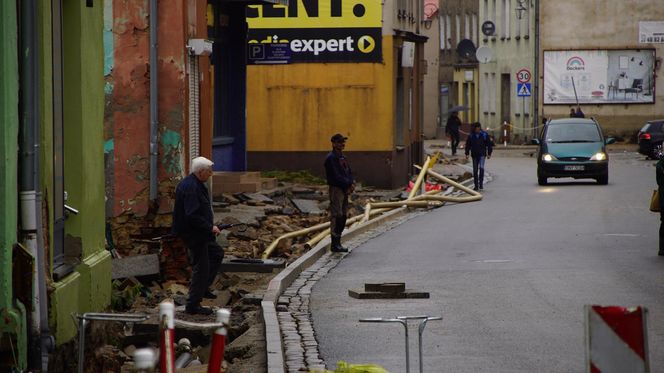 W Głuchołazach sceneria jak z czasów wojny. Mieszkańcy: „Chleba nam potrzeba” 