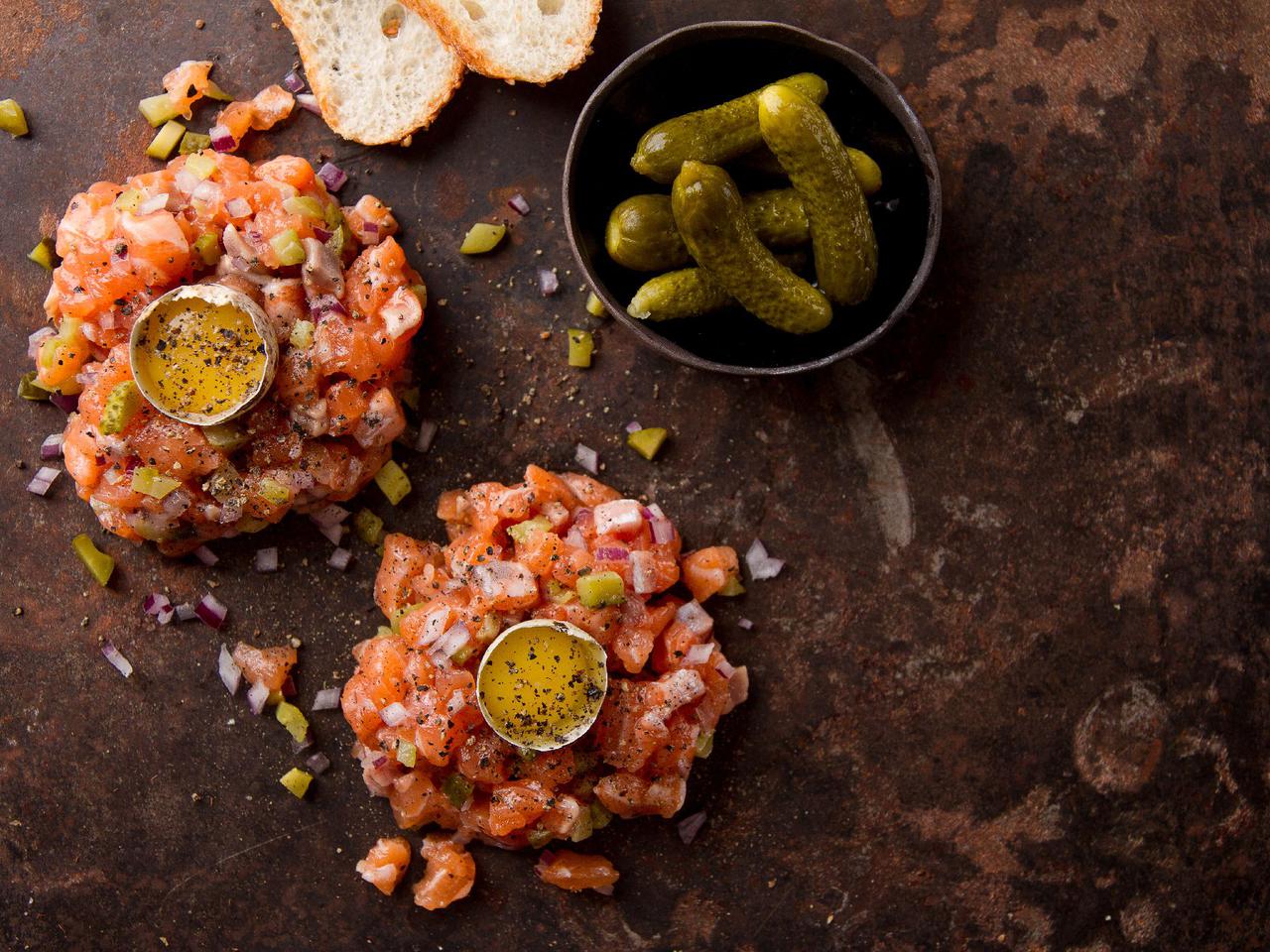 Wigilijny tatar z wędzonego łososia: prosty przepis na smaczną przekąskę