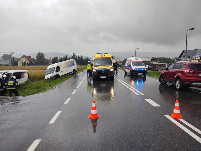 Łososina Dolna. Zderzenie dwóch dostawczaków. Ciężarówka chciała je minąć i skończyła w rowie