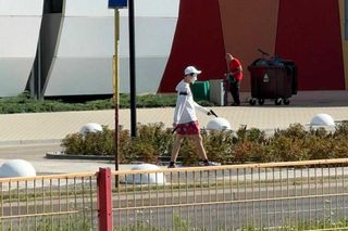 Niepokojący widok koło CH Toruń Plaza. Był w masce, a w rękach miał to