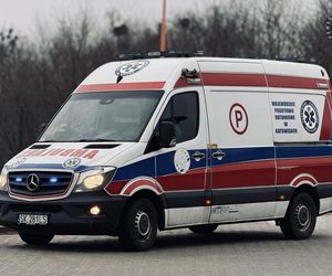 Policjanci uczą śląskich ratowników, jak się bronić w karetce