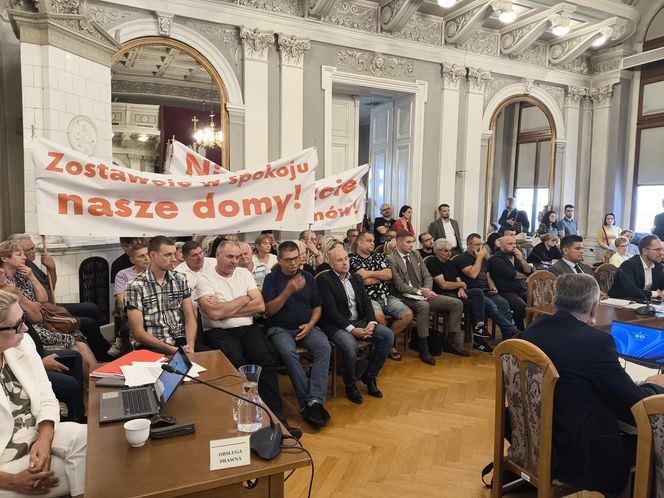 Protest mieszkańców sprzeciwiających się budowie wschodniej obwodnicy Tarnowa na granicy z Wolą Rzędzińską