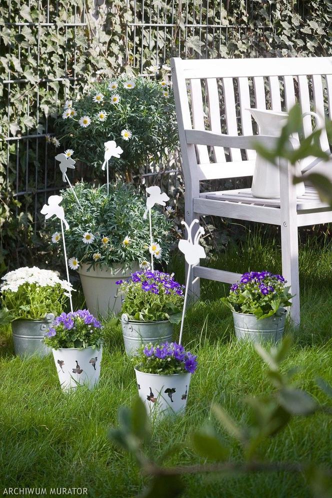 Białe doniczki: kącik wypoczynkowy w ogrodzie