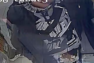 Zabrał alkohol z półki i wyszedł bez płacenia. Policjanci proszą o pomoc w poszukiwaniach złodzieja 