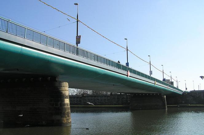 Kraków: 34-latek skoczył z mostu do Wisły. Ratowali go policjanci