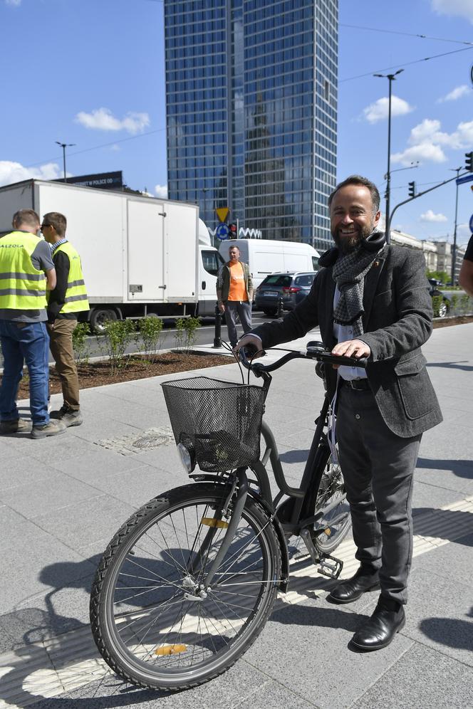 Spacer z Trzaskowskim po centrum Warszawy, Rewolucja na rondzie Dmowskiego się dokonała