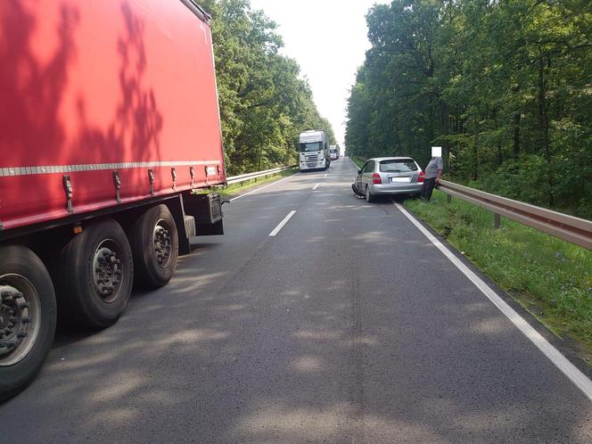 Koło Leszna samochód osobowy zderzył się z karetką. Karetka jechała na sygnale z pacjentem