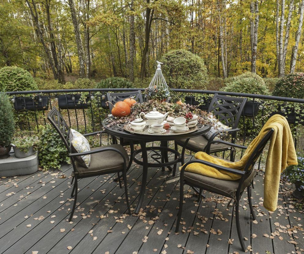 Jak udekorować balkon i taras późną jesienią? 31 pomysłów na wyjątkowe miejsce relaksu – sprawdzone rady, inspirujące zdjęcia