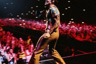 Harry Styles ŚCIĄŁ swoje piękne, długie włosy. Jest prawie ŁYSY!