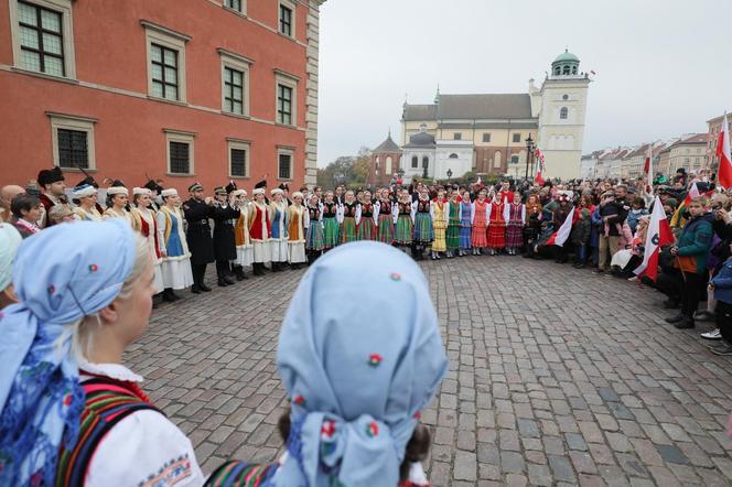 Wspólne śpiewanie hymnu w Warszawie