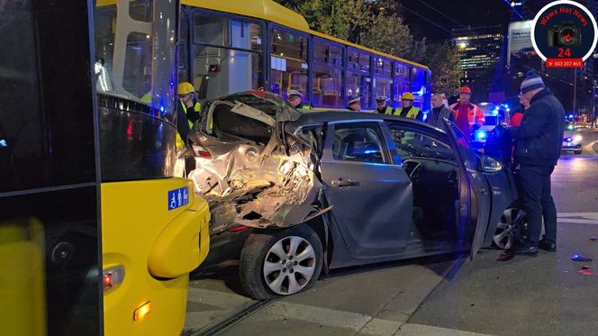 Groźny wypadek w Warszawie. Samochód i dwa tramwaje rozbite. Jeden z nich się wykoleił