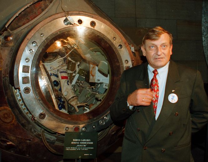 Mirosław Hermaszewski przy kapsule, którą wrócił na Ziemię