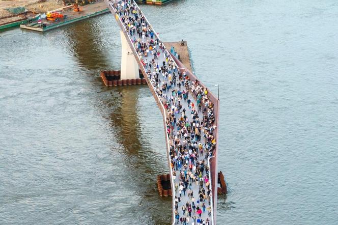 200 tys. osób przeszło już nowym mostem pieszo-rowerowym w Warszawie. Ratusz podał zaskakujące liczby