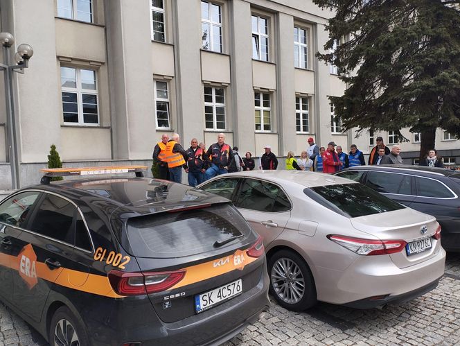 Konferencja prasowa hutników przed Ministerstwem Przemysłu w Katowicach