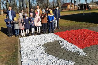 Gmina Skórzec: układają flagę Polski z białych i czerwonych nakrętek. Pomożecie?