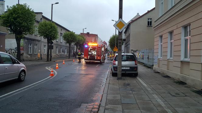 Pożar w kamienicy przy ul. Sikorskiego w Grudziądzu. Strażacy sprawdzają opuszczony budynek