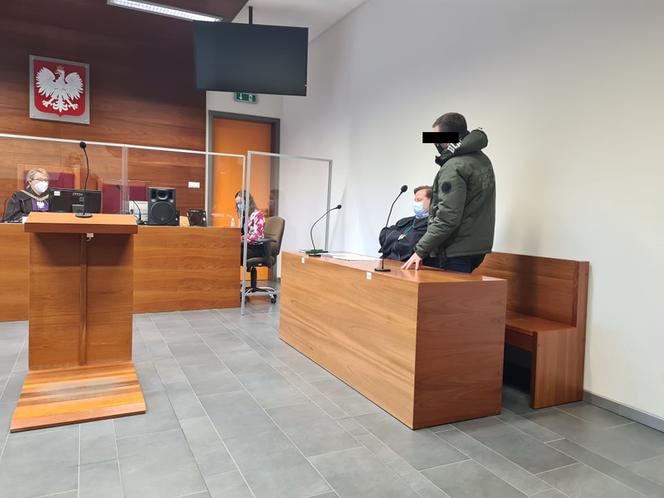 Rzeszów. Ruszył proces policjanta, który robił w hipermarkecie zdjęcia miejsc intymnych kobiecie 