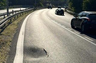 Zapadlisko na popularnej trasie. Wyłączono jeden pas ruchu. Na miejscu pracują strażacy