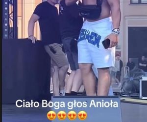 Kilka dni po wypadku Skolim już szaleje po scenie bez temblaka. Ciało boga, głos anioła