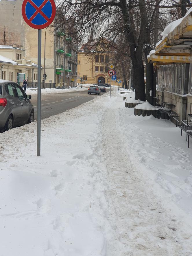 Na lubelskich chodnikach zalega śnieg