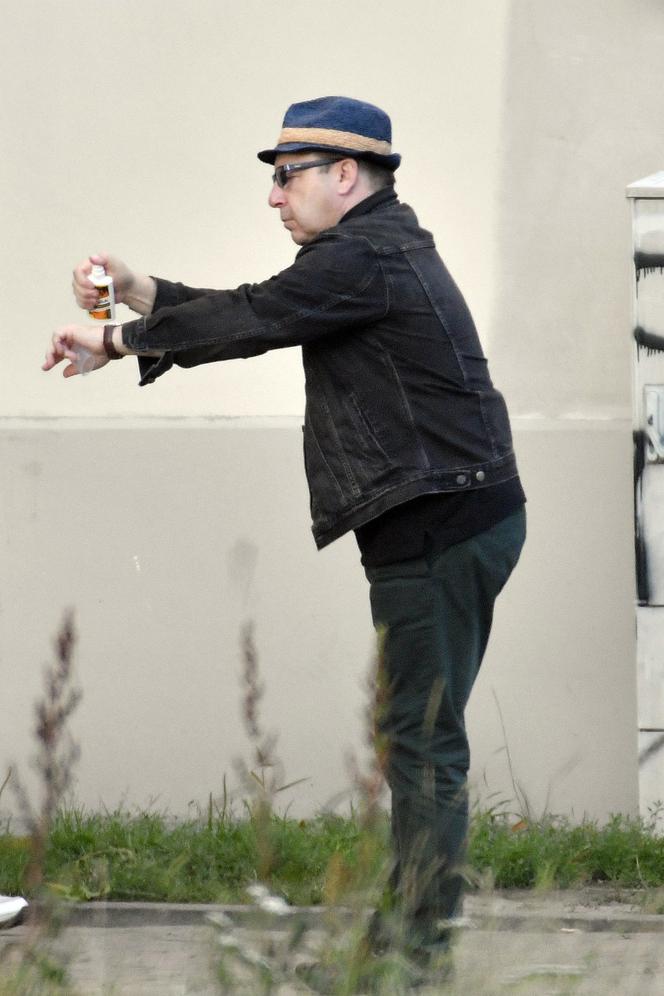 Zbigniew Zamachowski walczy z komarami