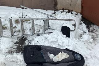 Koszmarny wypadek 69-letniego emeryta z Siedlec. Odśnieżał dach spadł z drabiny zmarł w szpitalu. 