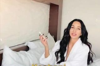 Justyna Steczkowska chwali się nagraniem z łóżka. Jej ciało zakrywa tylko szlafrok!