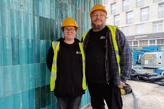 Fot. WUOZ w Warszawie. Tak wyglądają po uzupełnieniu ubytków kafle pawilonu Cepelii