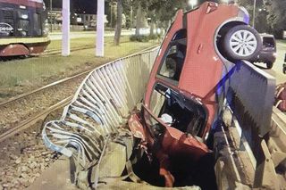 Wypadek w Łodzi. Zderzenie na Pabianickiej. Samochód zawisł między mostami nad Olechówką!