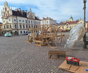 Ozdoby świąteczne w Rzeszowie. Rusza strojenie miejskiego Rynku. 