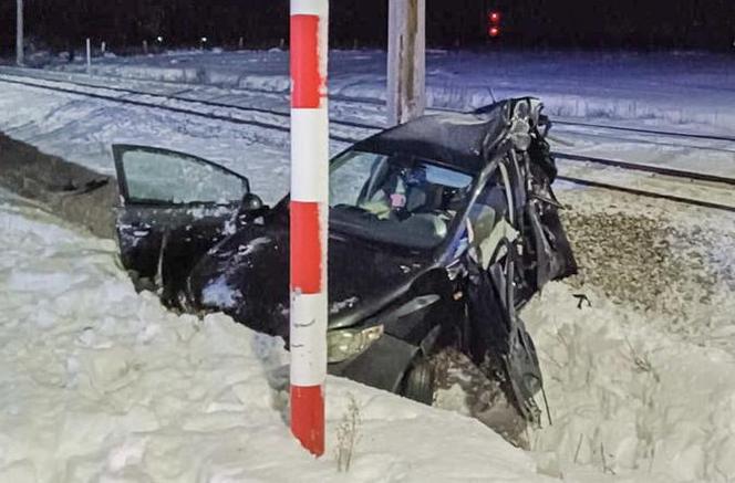 Koszmarny wypadek na przejeździe pod Przysuchą. 25-latka i jej matka nie żyją. Policja szuka świadków! [ZDJĘCIA]